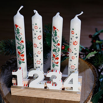 Vier weiße Kerzen, weihnachtlich dekoriert. Zum Advent.:fixed: